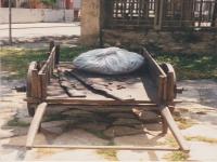 Monumento alla Resistenza "Il Carretto" realizzato da Milena Moriani nel 1995 e collocato ad Asciano in Piazza della Rimembranza
