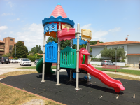 Rinnovate le attrezzature nei parchi giochi