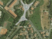 Via l'incrocio semaforico grazie a due rotatorie